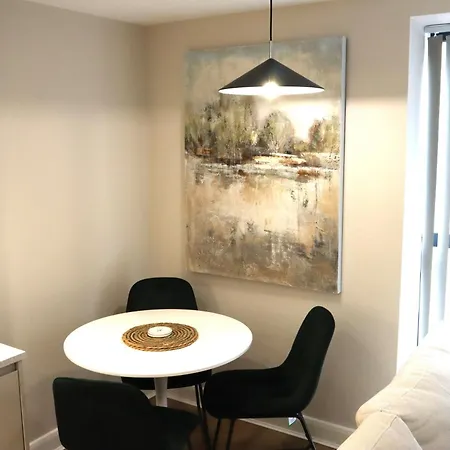 1 Bedroom Stylish Лідс